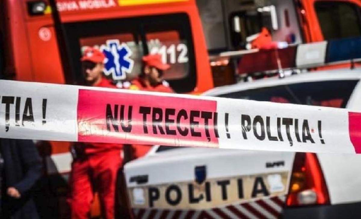 O mașină de Poliție și o Ambulanță. În prim-plan este o bandă cu mesajul „Nu treceți! Poliția!”.