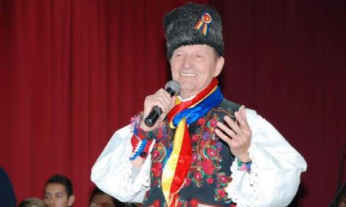 Nicolae Sabău, surpins în timp ce cânta, îmbrăcat în costum tradițional