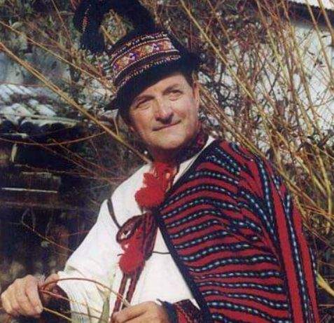 Nicolae Sabău, fotografiat în costum tradițional popular