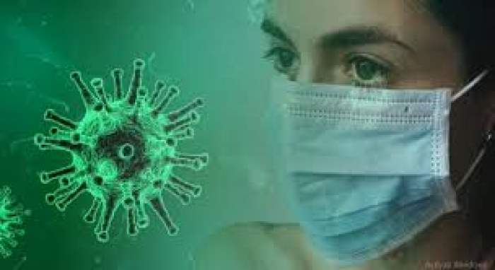 Femeie cu mască de protecție pe față și semnul ce indică infectarea cu noul coronavirus