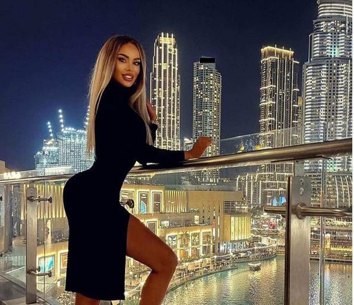 Bianca Drăgușanu se află în Dubai. Vedeta poartă o rochie neagră și ține mâna pe balustrada unui balcon