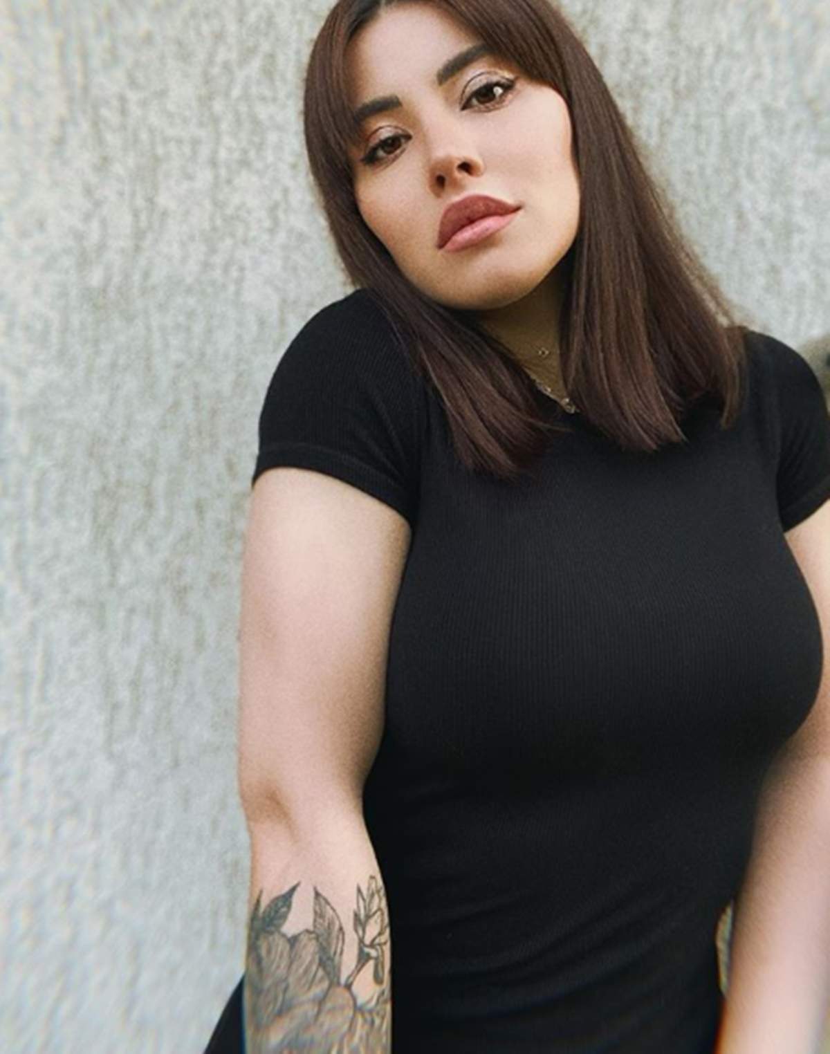 Nicoleta Nucă s-a fotografiat într-o ținută complet neagră, fiins foarte puțin machiată