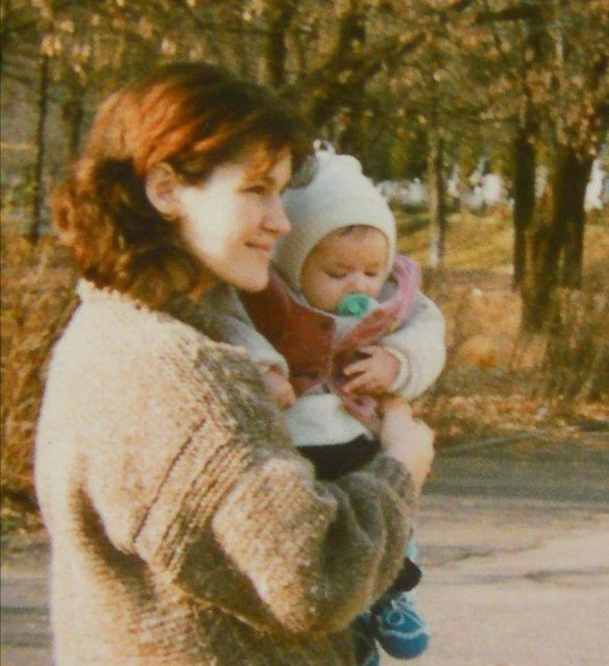 Edward Sanda, pe vremea când era doar un bebeluș, ținut în brațe de mama sa