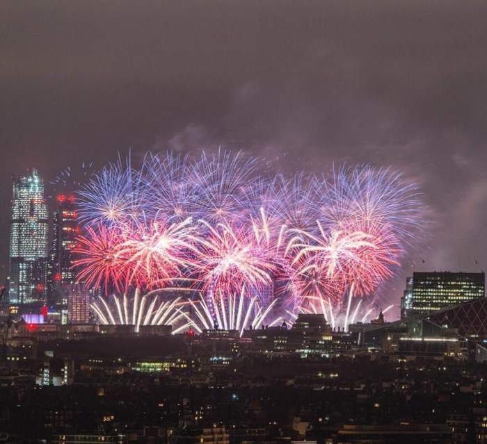 Marea Britanie interzice sărutul în noaptea de Revelion! Motivul acestei decizii radicale