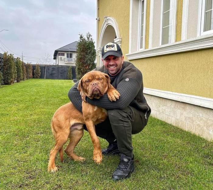 Alex Bodi se află în curtea casei cu animalul lui de companie. Afaceristul se joacă cu câinele său.