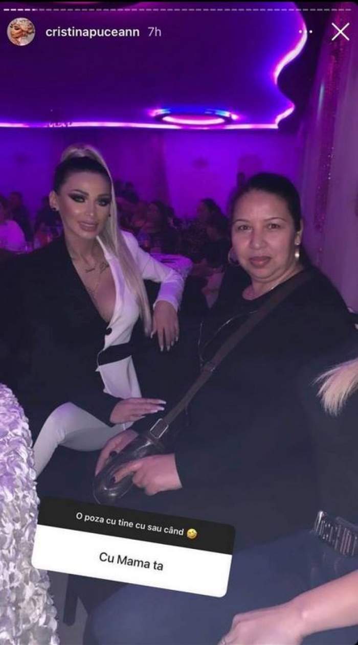 Cristina Pucean și mama ei sunt la o petrecere. Blondina poartă o salopetă alb cu negru, iar cea care i-a dat naștere e îmbrăcată toată în negru.
