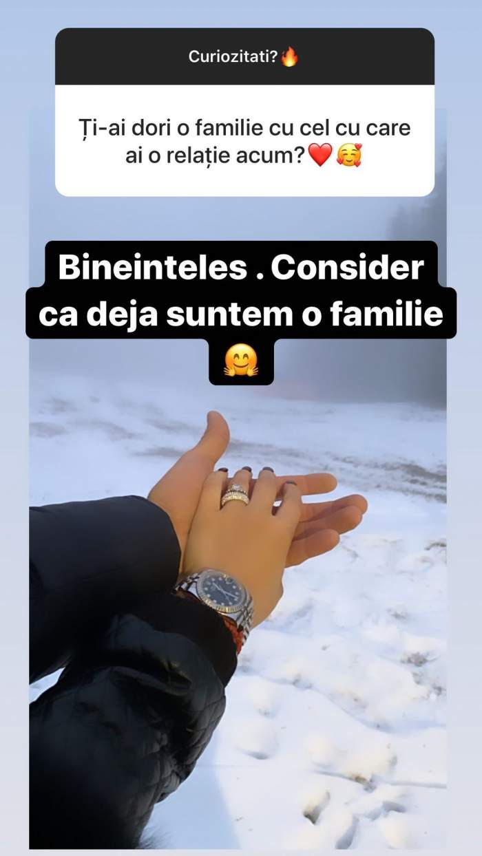 Fotografie cu mana Iasminei Halas, arătndu-și inelul de logodnă și mâna iubitului
