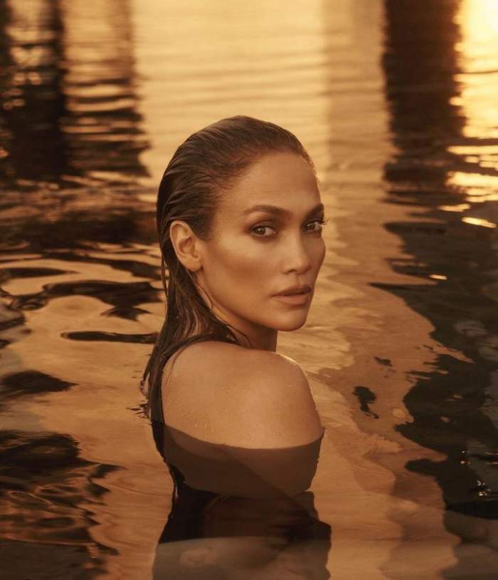 Jennifer Lopez este dezbracata, in apa, este machiata simplu
