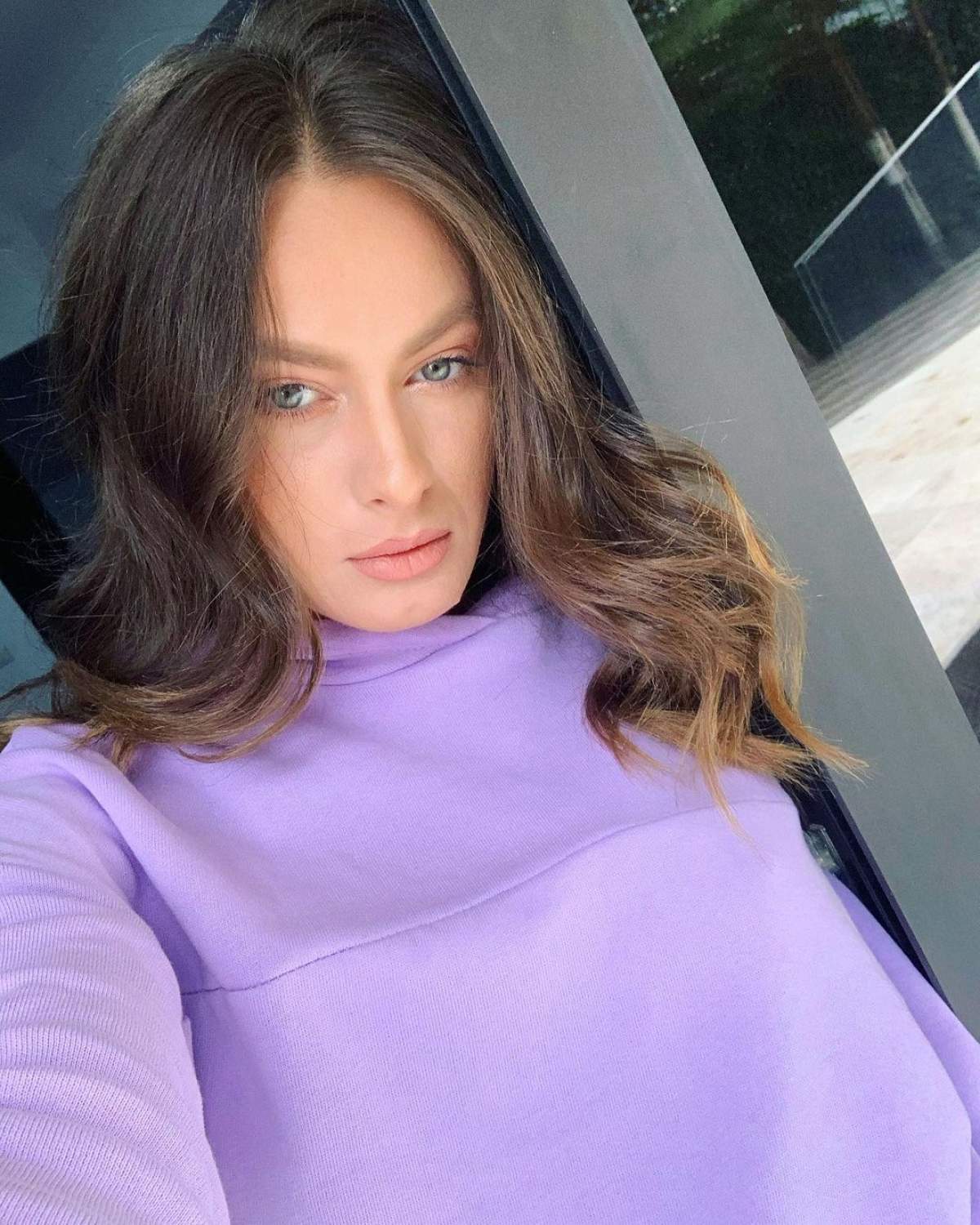 Raluka și-a făcut un selfie, foarte serioasă, purtând o bluză lila