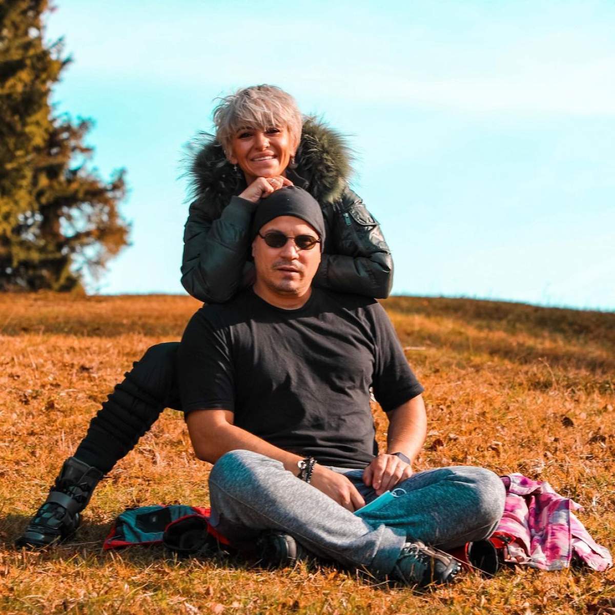 Giulia ANghelescu și Vlad Huidu s-au fotografiat pe câmp, îmbrățișați