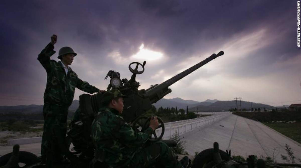 Militari chinezi care modifică clima