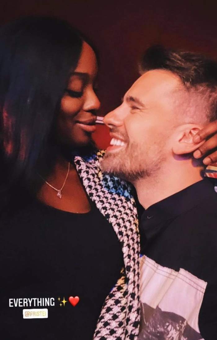 Naomi cu Florin Ristei în timp ce stau îmbrățișați