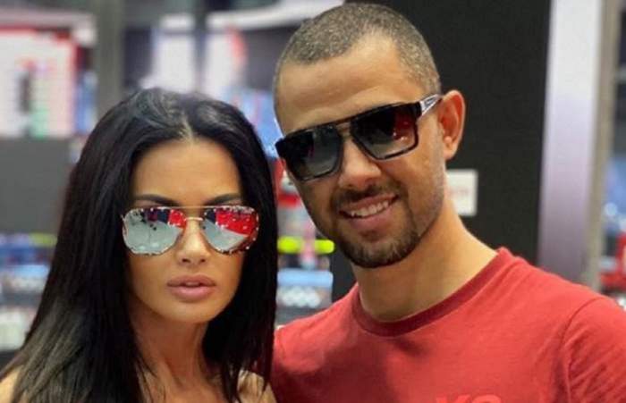 Oana Zăvoranu și Alex Ashraf stau în picioare, unul lângă altul. Amândoi poartă ochelari de soare.