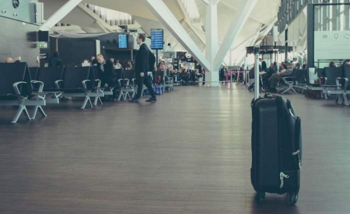 Imagine cu un bagaj abandonat in aeroport
