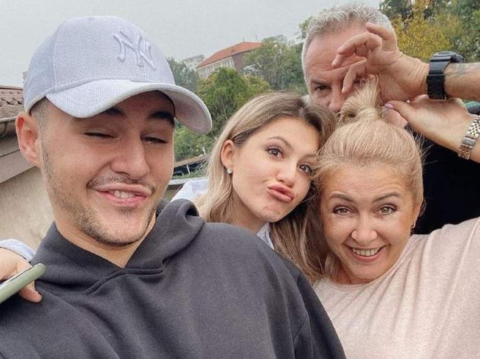 Mario Fresh într-un selfie cu familia lui. Artistul se află alături de sora și părinții lui. Cu toții se strâmbă la poză.