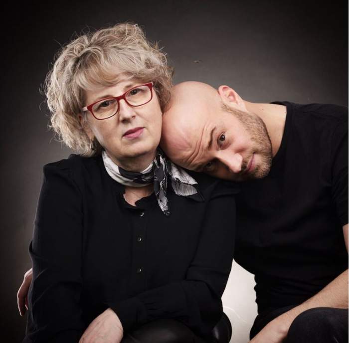 Mihai Bendeac si mama lui sunt la o sedinta foto, poarta amandoi haine negre