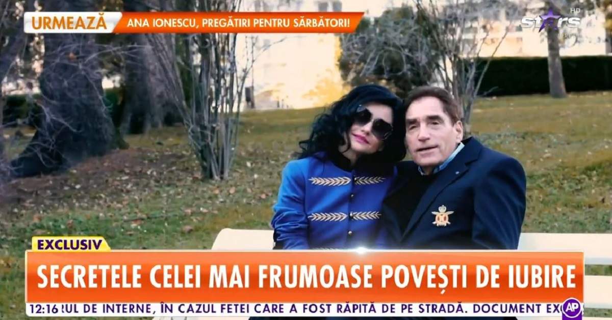 Petre Roman și Silvia Chifiriuc stau pe o bancă. Amândoi poartă câte o haină albastră, iar artista are la ochi și ochelari de soare. Cei doi se află la Sinaia.