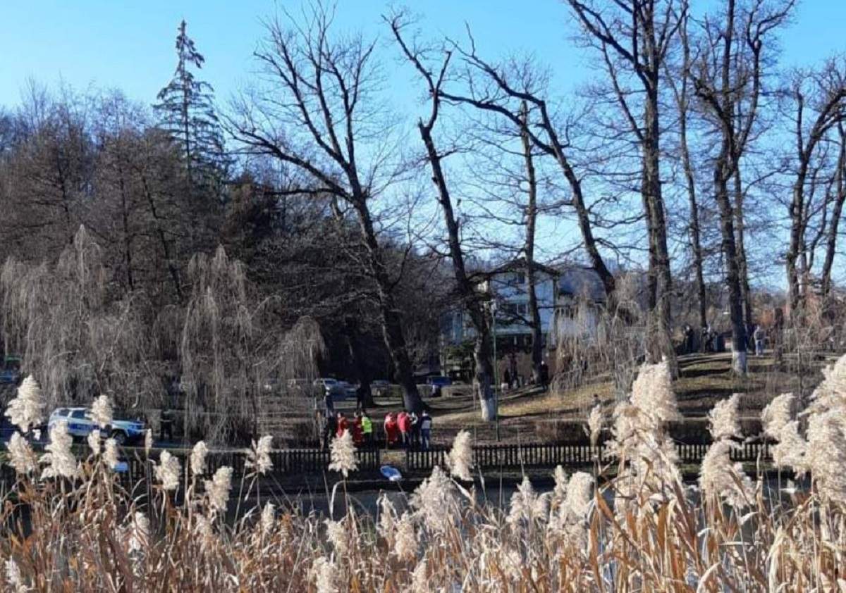 Lacul Noua din Brașov, în care a fost găsit cadavrul unei femei. La mal sunt mai multe echipaje de salvare.