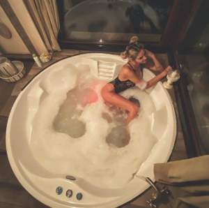 Ramona Olaru, ipostază fierbinte în cadă! Vedeta face furori pe internet, de ziua ei / FOTO