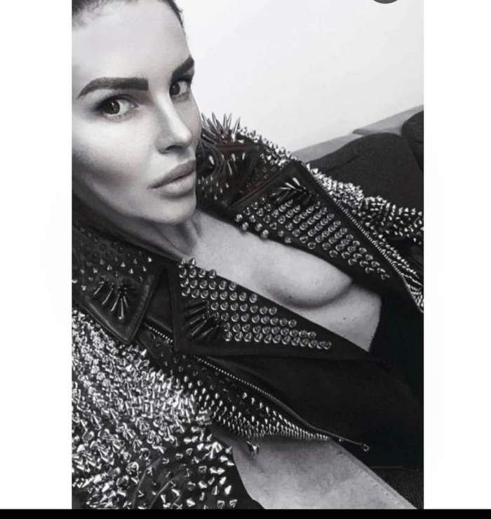Denisa Nechifor poarta o jacheta din piele cu tinte si este fara sutien