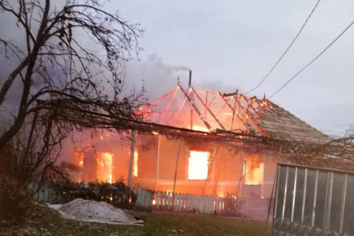 Incendiu violent la o gospodărie din Neamț. Două persoane au murit / VIDEO