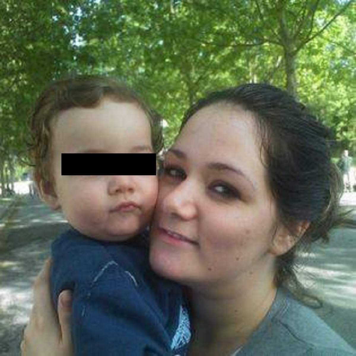 Maria Sandru, concurenta de la Chefi la Cuțite, și familia ei. Tânăra are părul prins în coc și ține în brațe un copil.