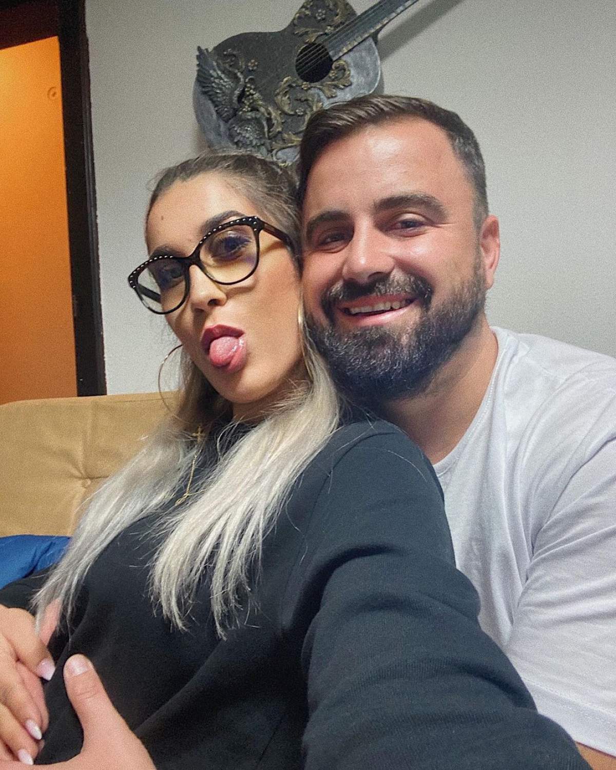 Catalin Rizea o tine in brate pe Adda, ea poarta ochelari si scoate limba