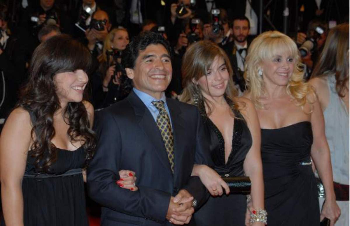 Diego Maradona împreună cu cele două fiice ale sale și fosta lui soție