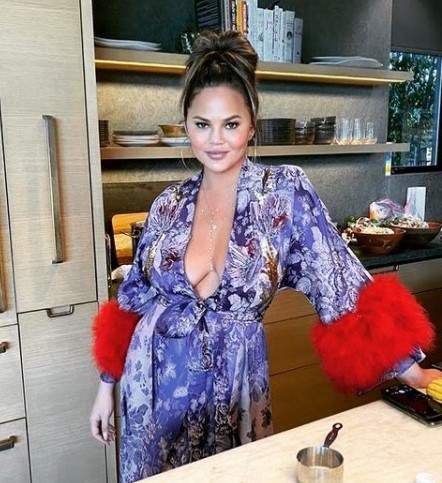 Chrissy Teigen, în bucătărie