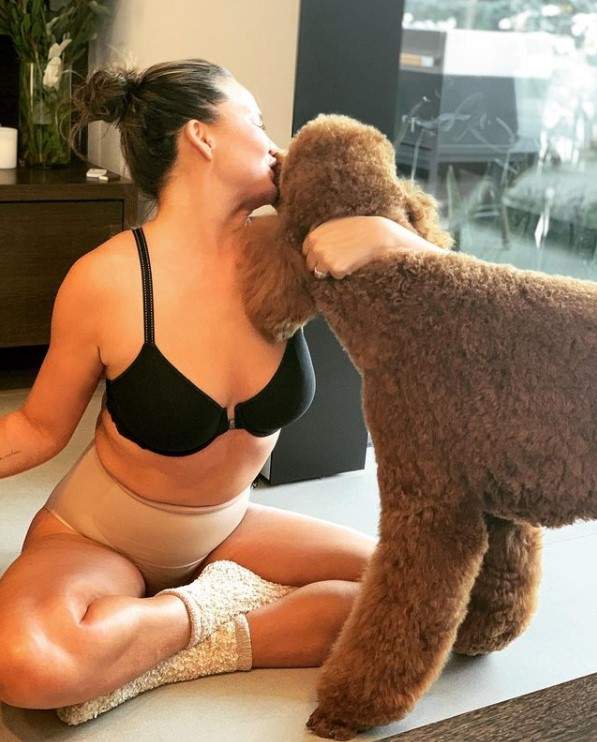 Chrissy Teigen, în lenjerie intimă