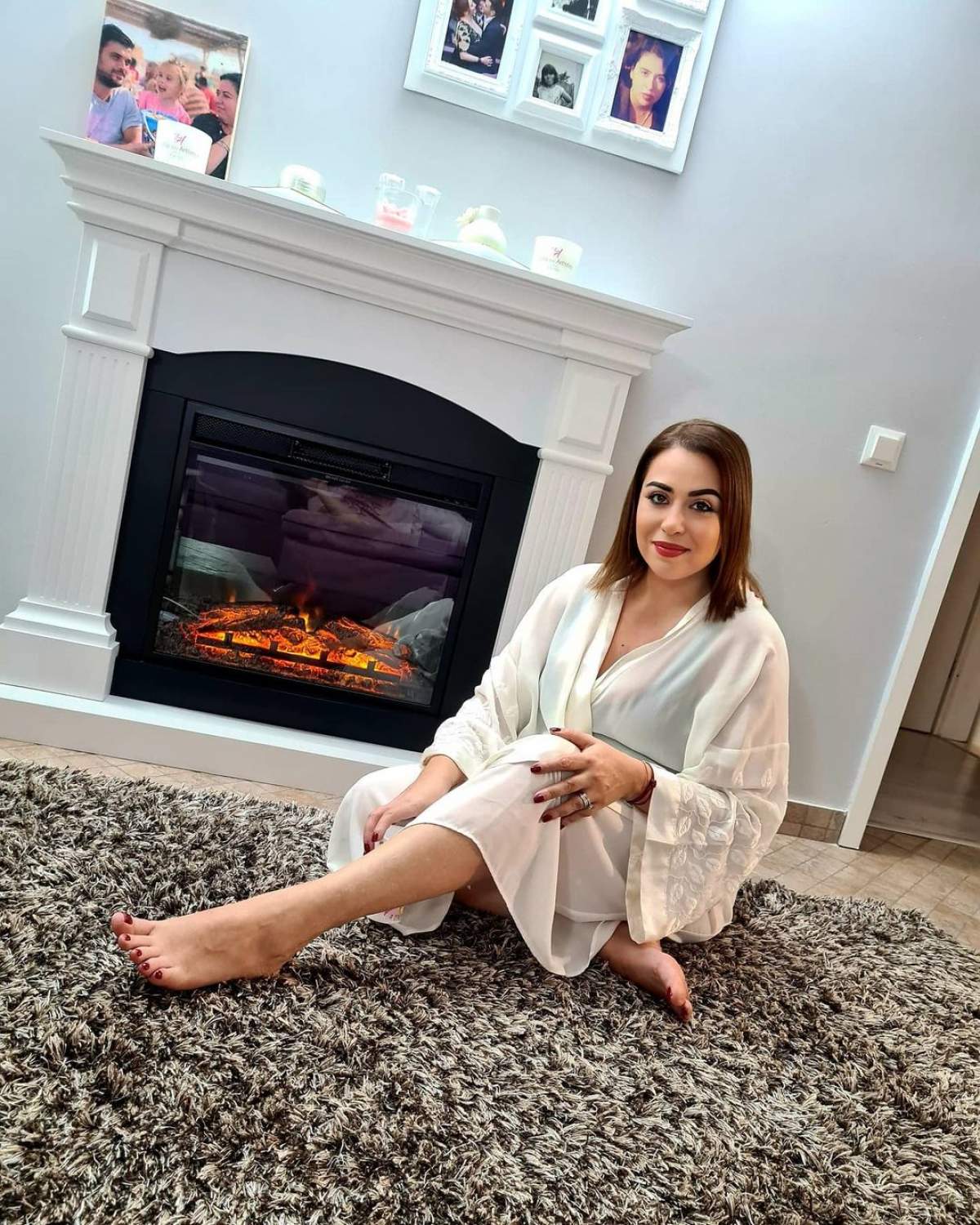 Oana Roman s-a fotografiat lângă șemineu în pijama