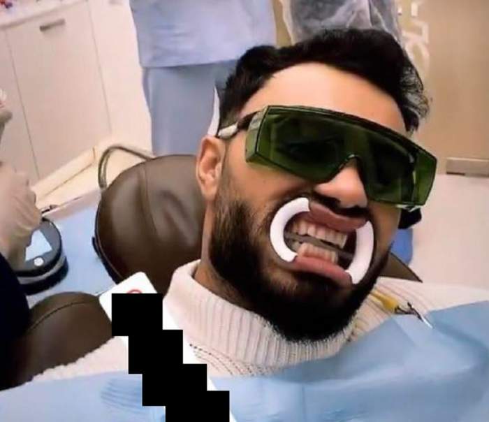 Jador de află în cabinetul medicului stomatolog. Artistul poartă ochelari speciali de protecție și are un aparat în gură.