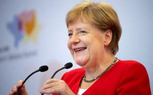 Incident care a stârnit amuzamentul în Parlamentul german! A căzut înaintea discursului cancelarului Angelei Merkel  / FOTO