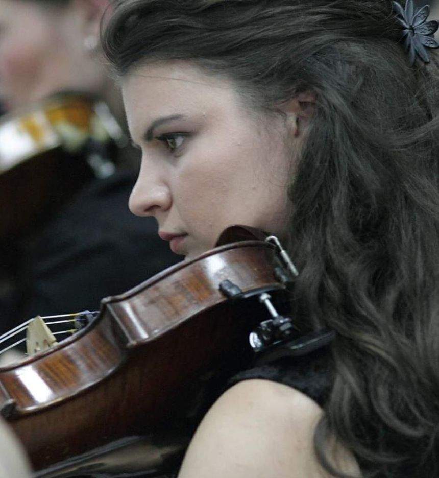 Violonista Laura Zecheru a murit la vârsta de 33 de ani. Tânăra artistă avea probleme grave de sănătate. ''Drum lin spre Ceruri, om bun''