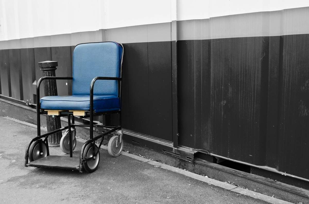 Situaţie revoltătoare la Spitalul de Urgenţă Craiova. Cu ce au fost înlocuite scaunele cu rotile FOTO