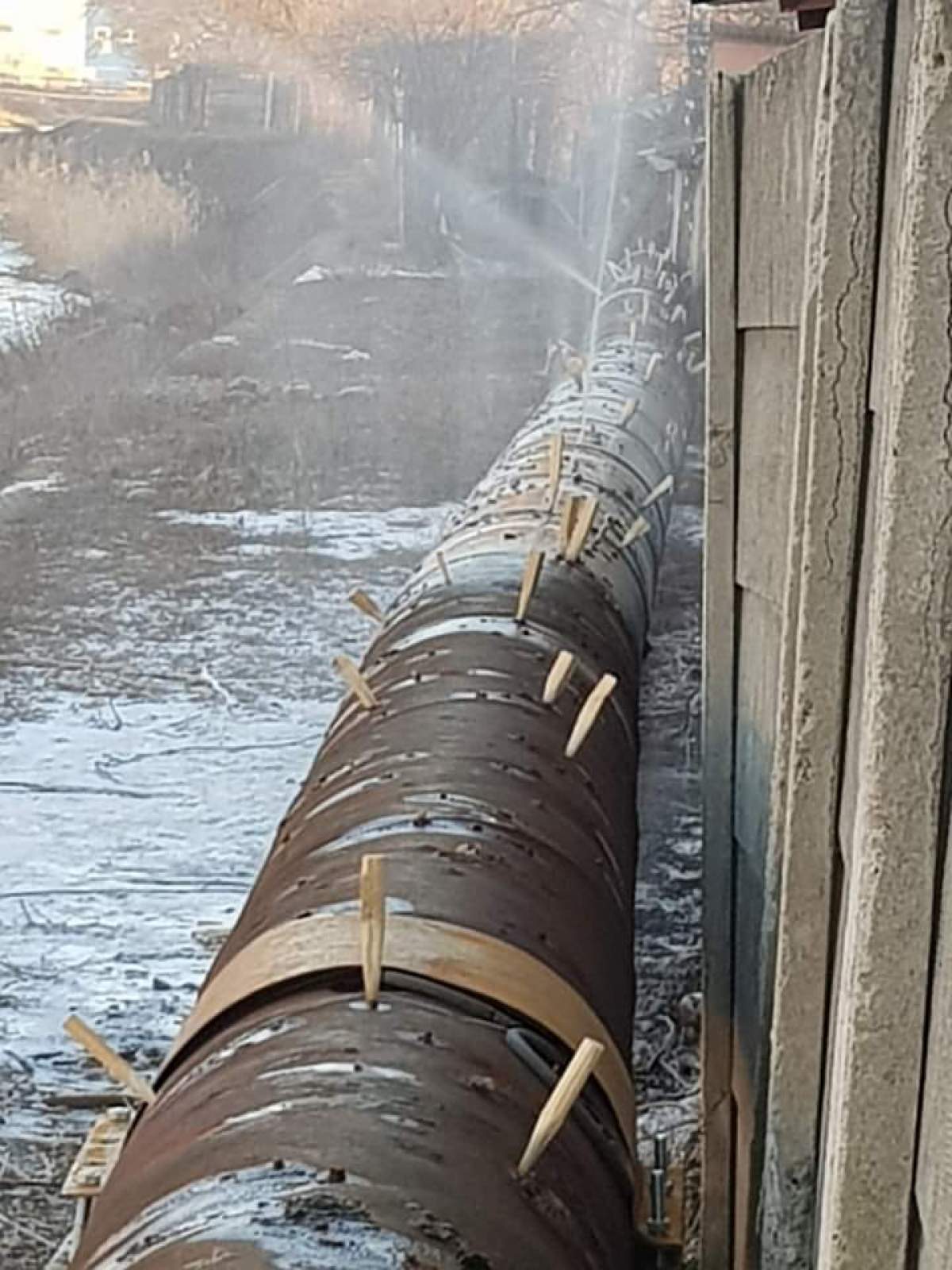 O conductă de apă a fost reparată în "stil românesc". Isprava meşterilor din Haţeg a ajuns virală
