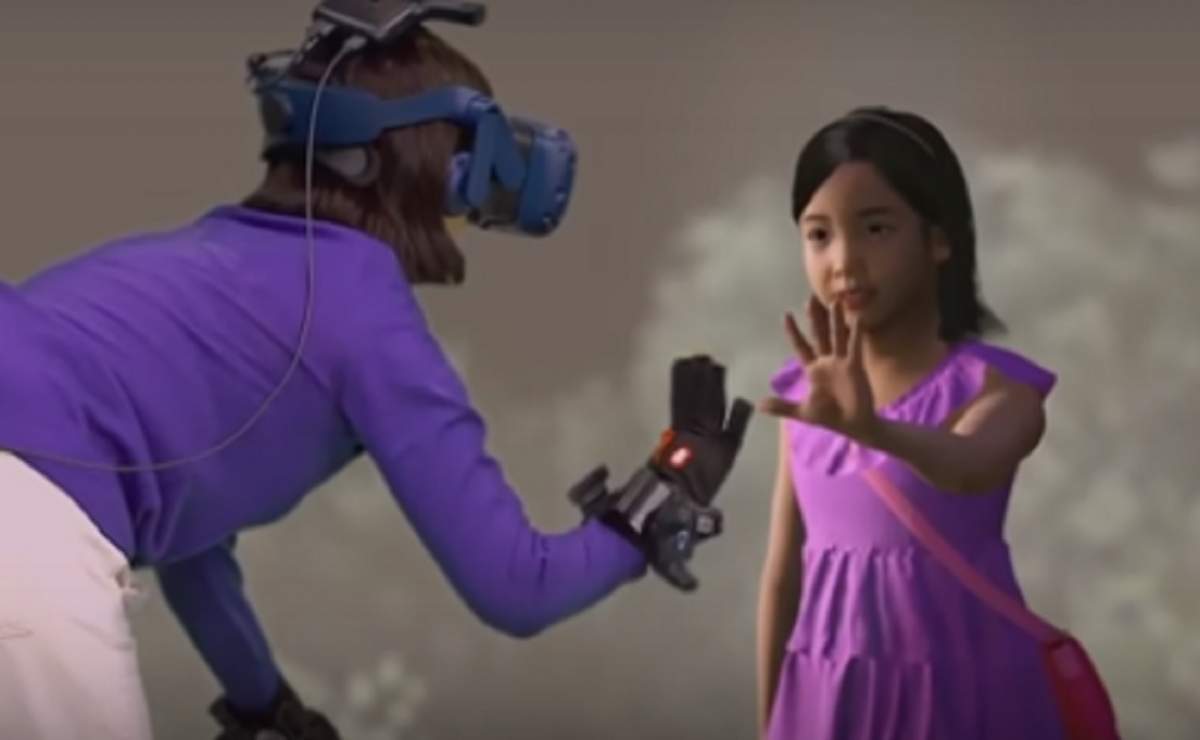 Imagini sfâşietoare! O mamă şi-a reîntâlnit fetiţa moartă cu ajutorul realităţii virtuale / VIDEO