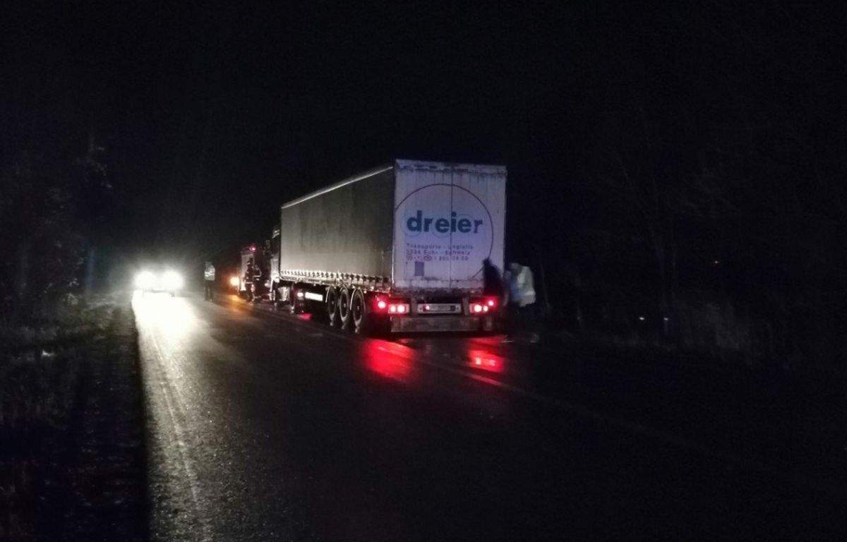 Accident șocant în Dâmbovița. Un bărbat a murit strivit de propriul TIR lăsat în pantă