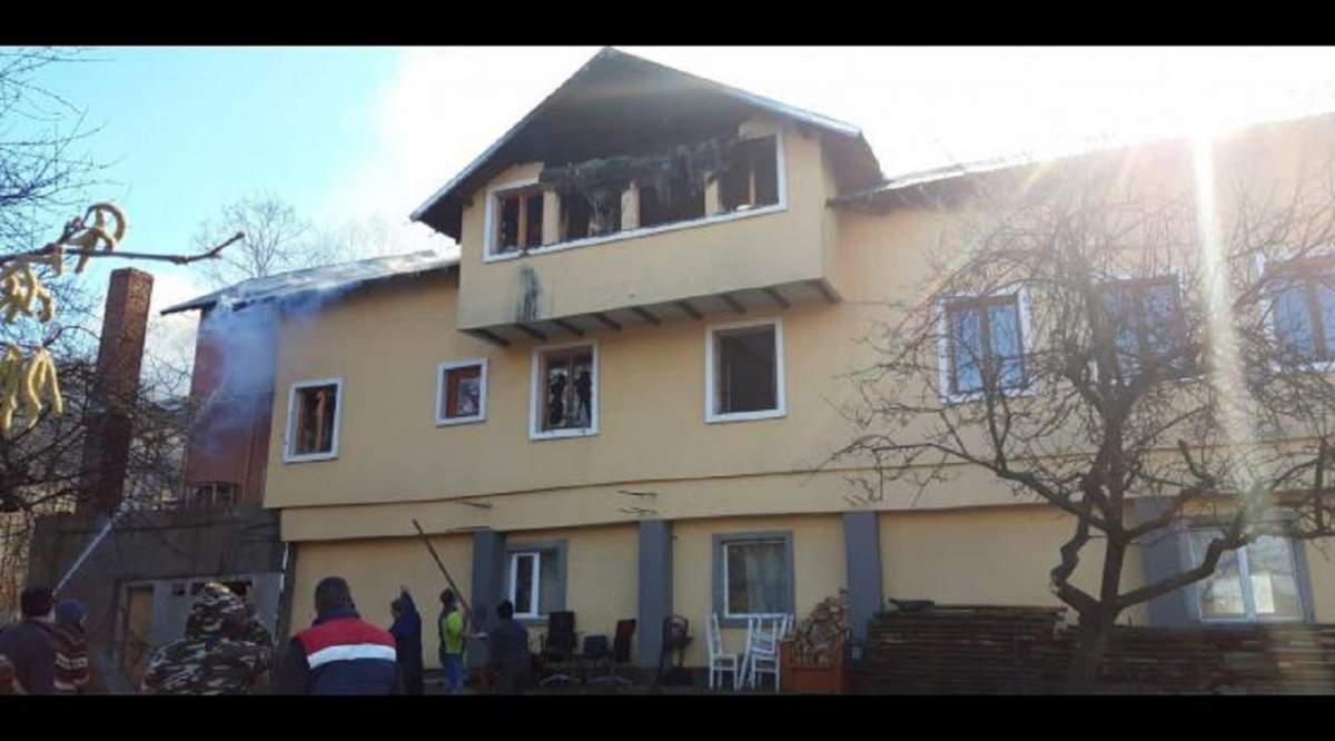 Incendiu puternic în Prahova! O casă parohială a ars ca o torţă