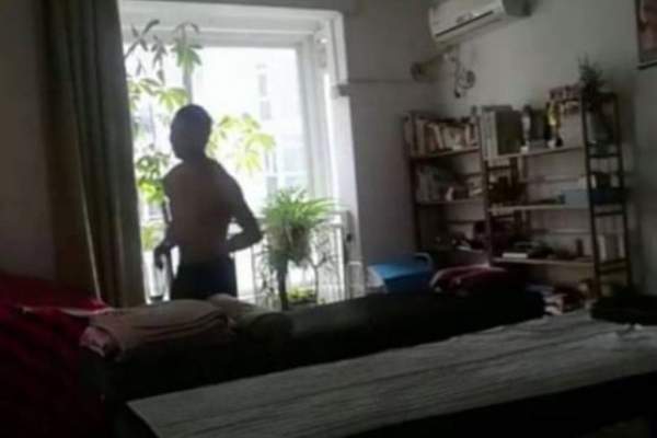 Un maratonist blocat în casă a alergat 50 de kilometri în jurul mesei din sufragerie