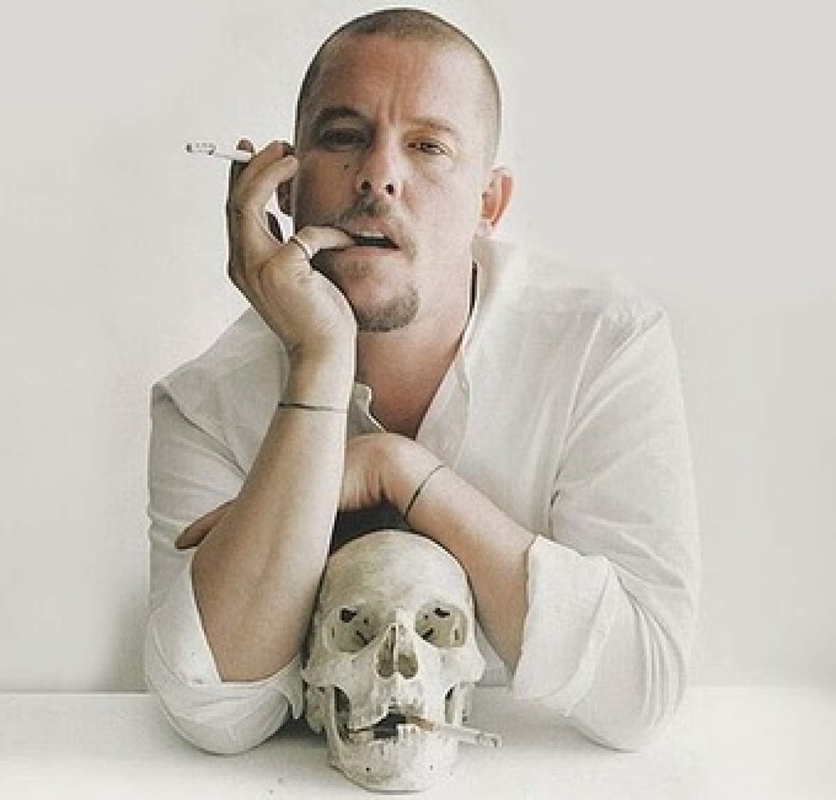 10 ani de la moartea celebrului designer Alexander McQueen. Ce drame l-au împins pe artist să se sinucidă