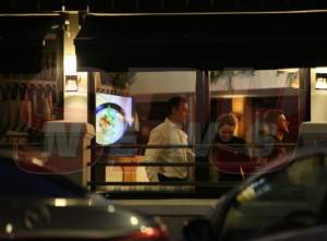 VIDEO PAPARAZZI / Ce se mai respectă. Politician celebru, prins cu mândruţa la restaurant. Cum o răsfaţă fostul consilier din Guvernul Dăncilă pe domniţa de lângă el