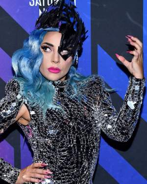 FOTO / Lady Gaga, unde ţi-au dispărut sprâncenele? Artista a pozat complet nemachiată
