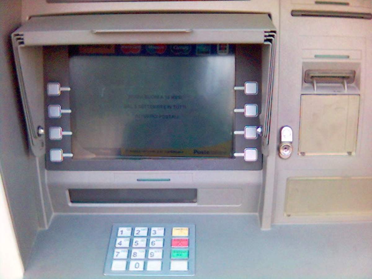 Atac în Timiş şi Arad. Două bancomate au fost aruncate în aer. Hoţii au fugit cu banii