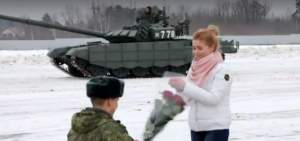 FOTO / Cerere de căsătorie spectaculoasă! Un bărbat din Rusia a aranjat 16 tancuri în formă de inimă pentru iubita sa. Cum arată capodopera amorezului
