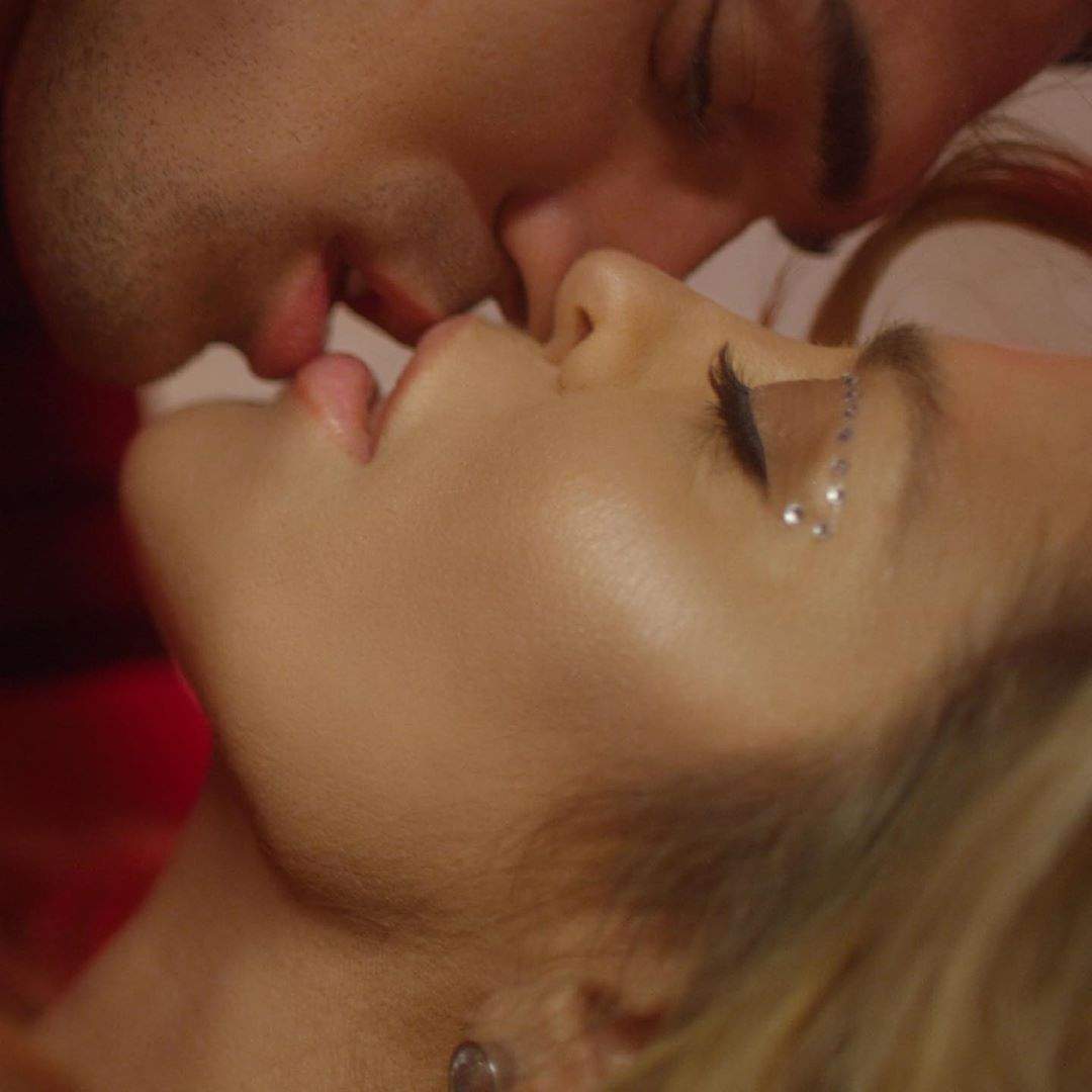 FOTO / Loredana, fanii ce părere au? Sărut romantic pe internet cu un bărbat