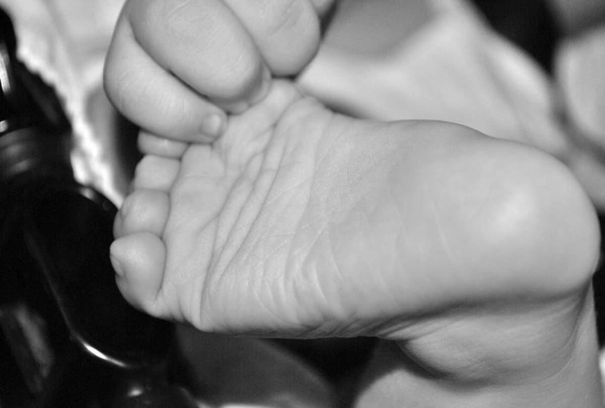Un bebeluș de 6 luni a murit, după ce a fost sufocat de mama lui, în Iași. Femeia este nevasta unui parlamentar