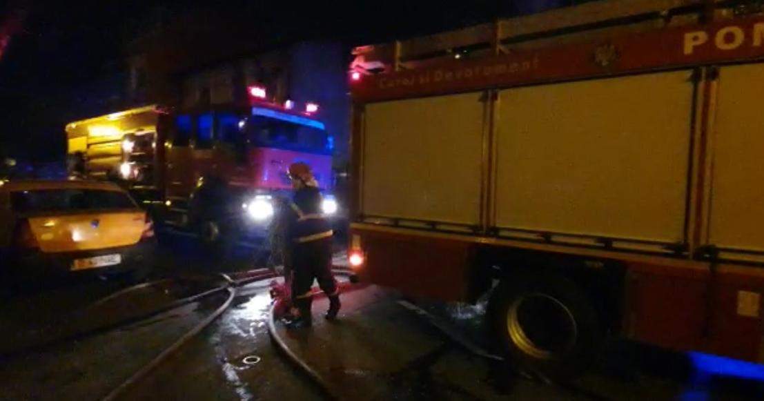 Ultimă oră! Incendiu de proporţii în Capitală! Echipajele de salvare au intervenit de urgenţă  / VIDEO