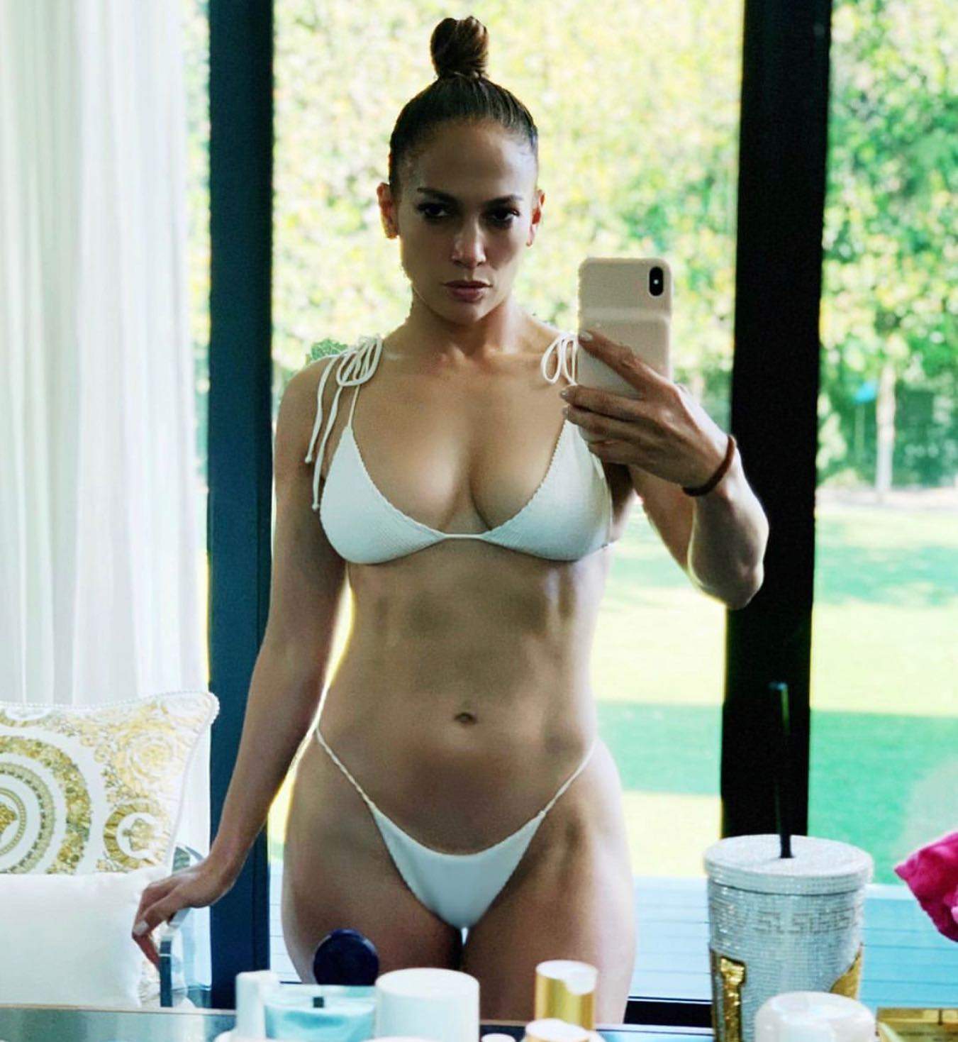Jennifer Lopez, aproape goală, la 50 de ani. Fotografia a „scăpat” pe internet / FOTO