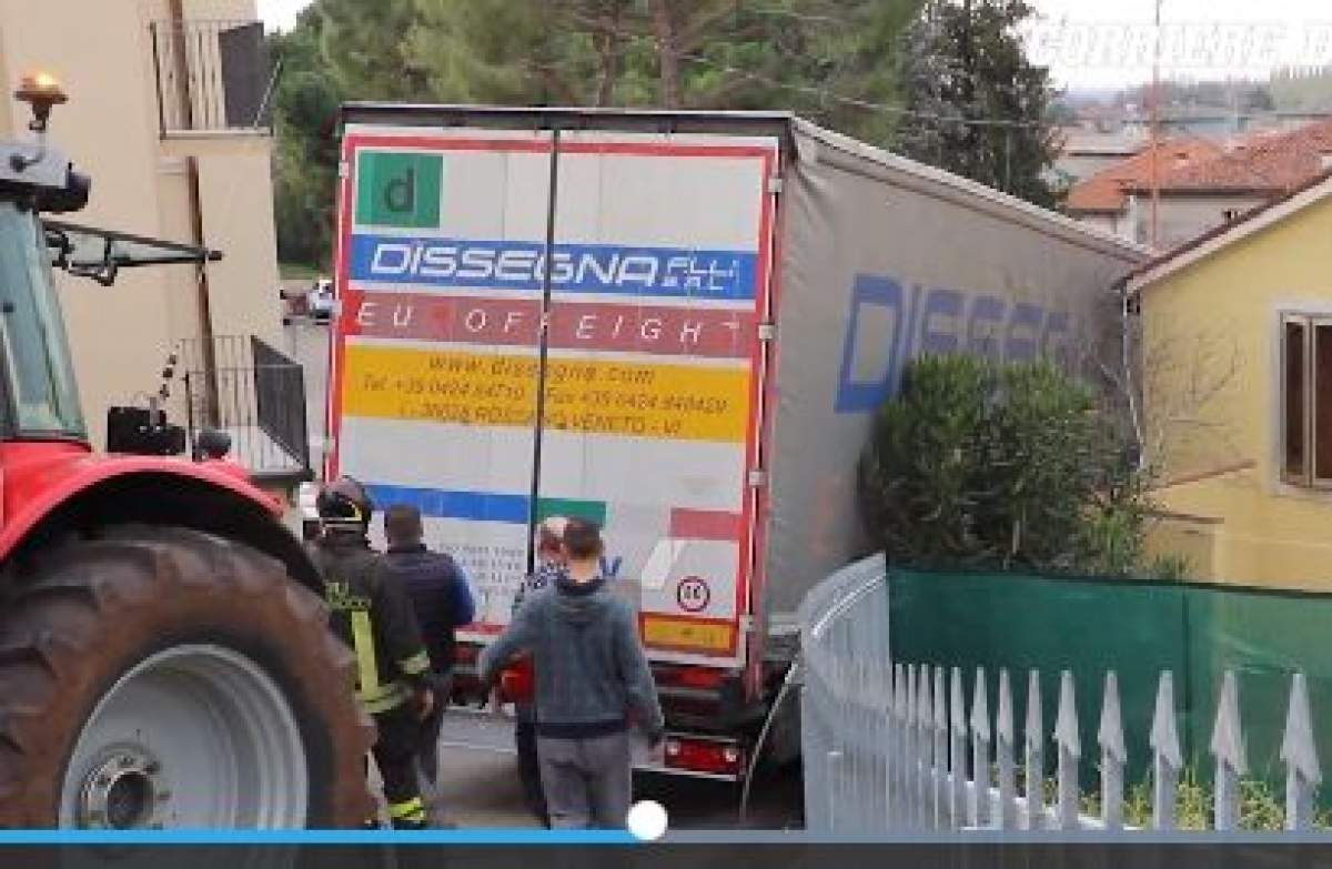 VIDEO / GPS-ul l-a blocat. Un şofer român de TIR, pus la mare încercare pe o stradă îngustă din Italia